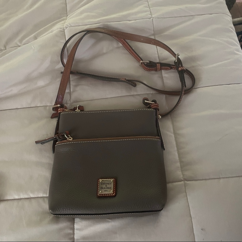 ✨Dooney and Bourke Grey Crossbody Bag✨